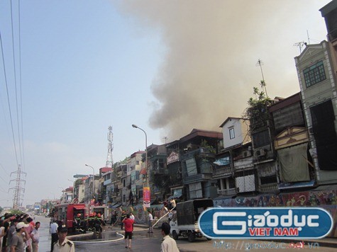Theo quan sát của phóng viên, toàn bộ dãy nhà gỗ tập thể nằm giữa phố Hồng Hà và phố Vọng Hà đã bị lửa thiêu rụi. Dãy nhà phía trước phố Hồng Hà (từ nhà số 637 đến 667) cũng bị ngọn lửa lan vào, thiêu rụi nhiều đồ đạc.
